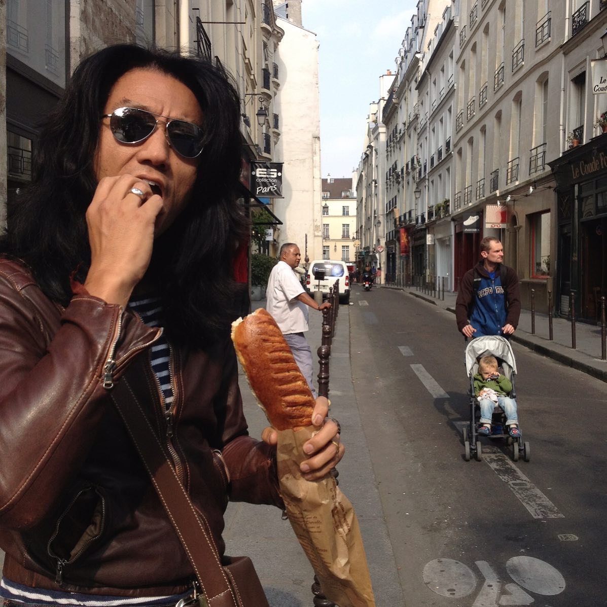 パン屋をフランス語で
boulangerie ブランジェリ　そのboulangerieの代表選手はもちろん

baguetteバゲット🥖だ　フランスのパン屋のパンは本当に美味い　種類も豊富だ　が　パリに住んでいた頃　このパン屋でパンを買いたのだが　フランス語学校まだ下手だった頃　このパン屋での購買がむちゃむちゃ苦手だった。

なぜなら、フランス式は自らパンを取ってレジに行く日本式と違い　フランス語で書かれているパンの名前を店員に言って取ってもらいお会計する方式

これが、フランス語下手にはなかなかハードルが高い　なぜなら
フランス語の名詞には男性名詞と女性名詞と言う決まった定冠詞と言うものが名詞の前に必ず付くのだ　英語で言うtheのようなものだが、

このバゲット🥖が男性名詞なのか女性名詞なのかが分からず、　男性名詞で
バゲット一つ下さい！
と言った時など(正解はバゲットは女性名詞)
店員が
女性名詞のバゲット🥖一つだね！
とイチイチ直してくれるので

フランス語もっと勉強してからパンを食いなと言われているようですっかりパン屋は苦手になってしまった過去がある

しかし、最近はパリコレの時期は　もうフランス語はそれ程上手くなってはいないが
いいからそれをくれ！　と笑顔で言え、好きなだけフランスでパン🥐を食えるようになった。

写真は　la baguette viennoise 
ラ　バゲット　ヴィエノワーズ
ウィーン風バゲット　普通のバゲットより10円くらい高い　柔らかく少し甘い大好物




#ミラノ　パリコレ